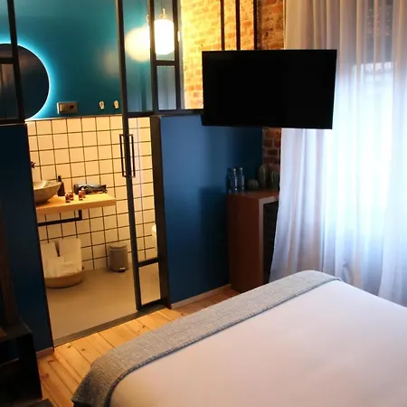 13 Guest house *