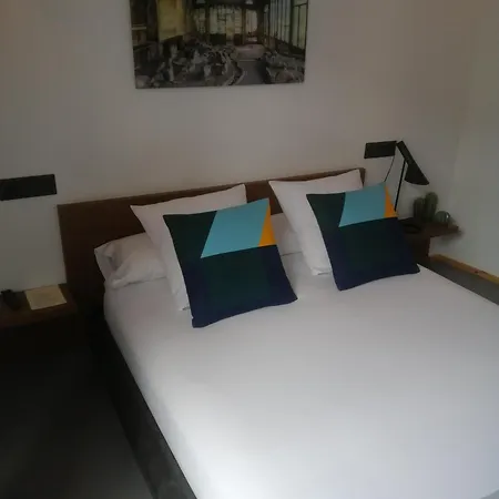 13 Guest house *
