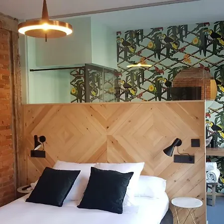 13 Guest house *